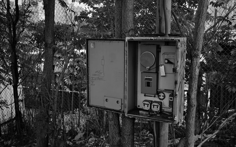 Caja eléctrica abierta instalada en un poste